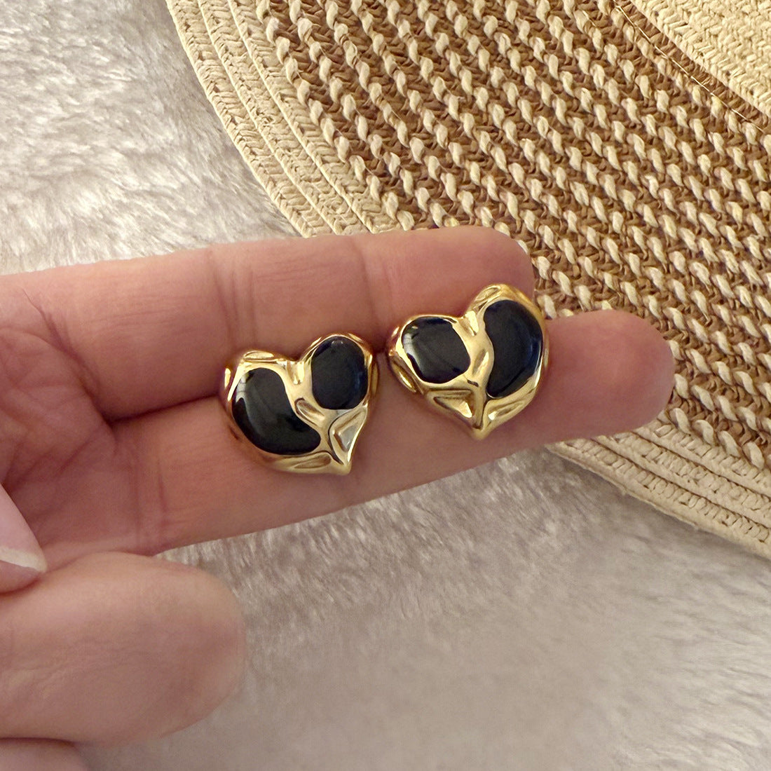 Orecchini da donna in acciaio inossidabile a forma di cuore smaltato, in stile fresco e dolce