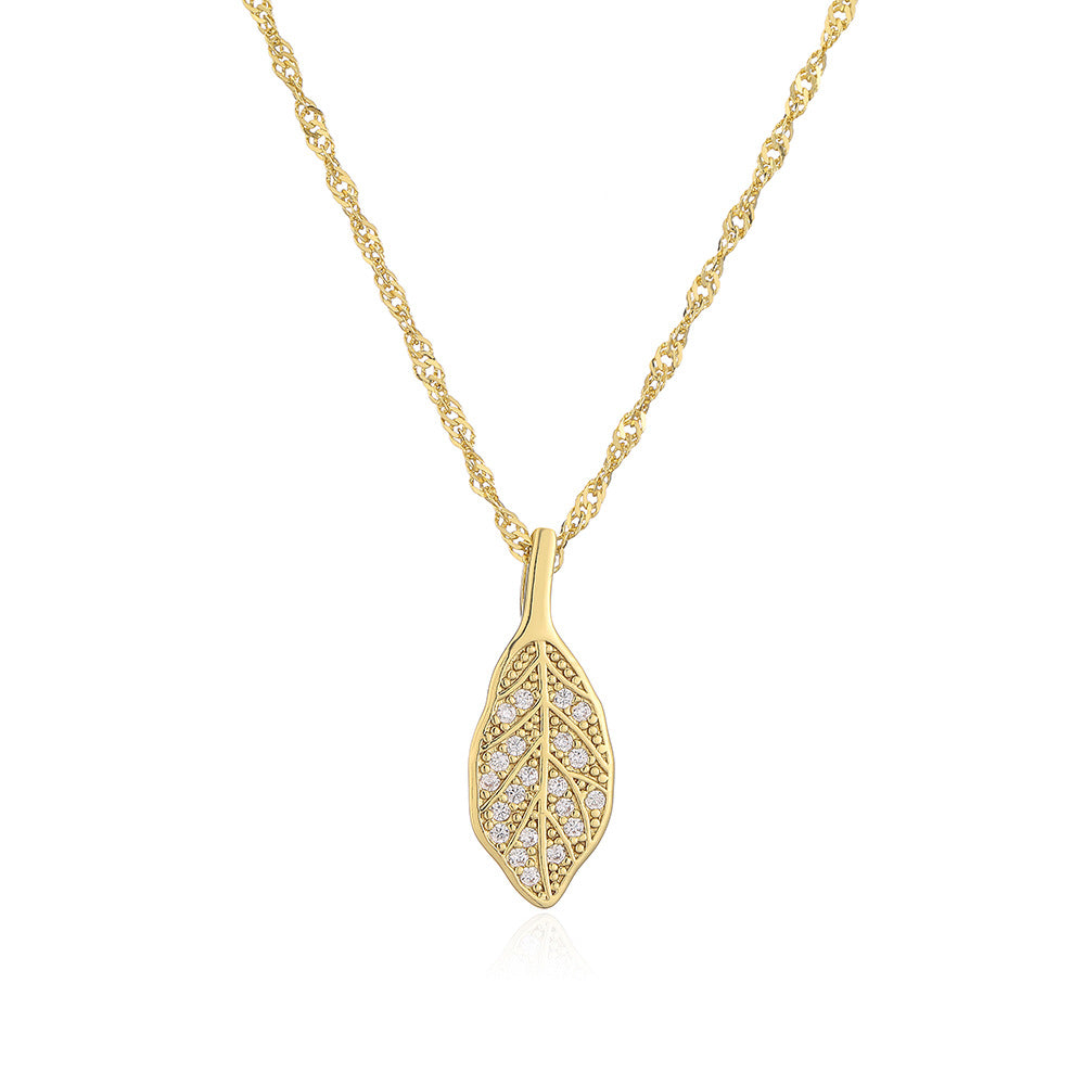 Collana con Pendente a Foglia Minimalista da Donna con Base in Rame Placcata in Oro 18K e Zirconia Micro-Incastonata