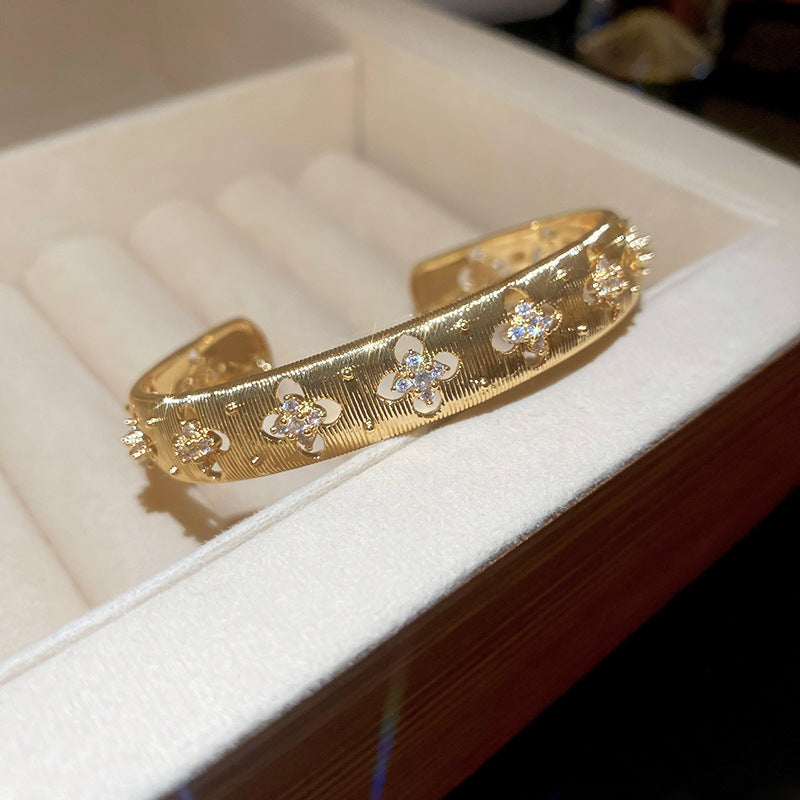 Pulsera tipo brazalete de aleación de cobre bañada en oro de lujo con incrustaciones de diamantes de imitación para mujer