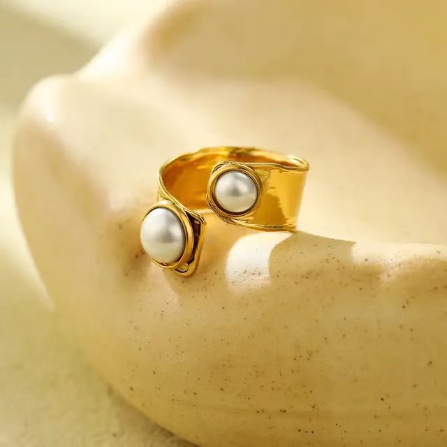 Anillo de acero inoxidable con diseño geométrico minimalista de lujo, incrustación de perlas y acabado chapado para mujer