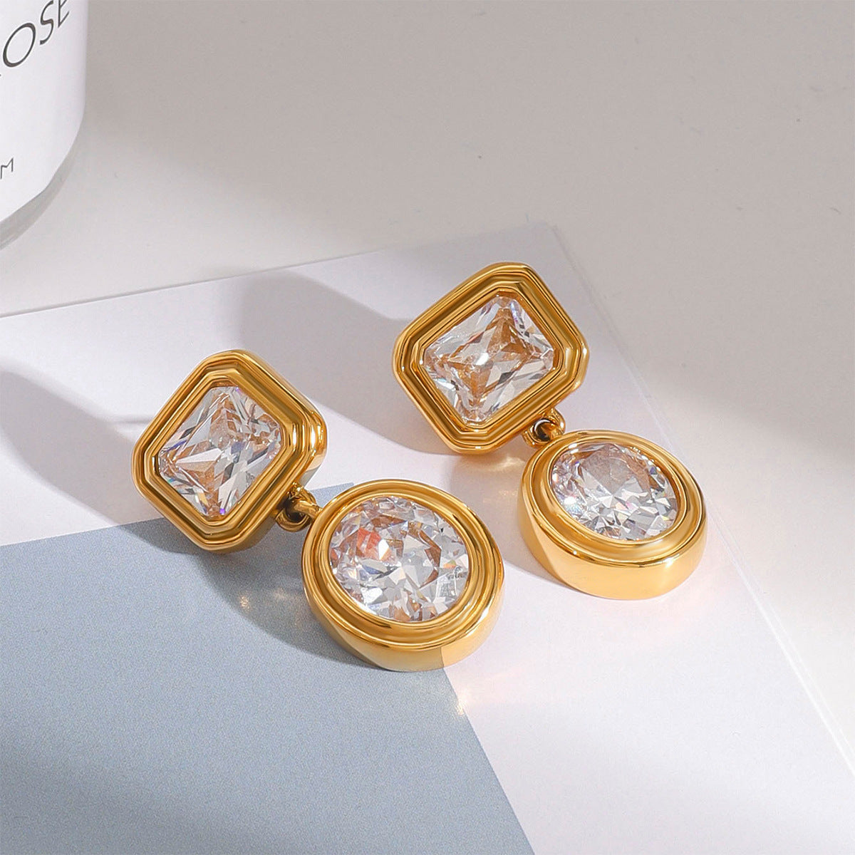 Orecchini a perno leggeri di lusso da donna in acciaio inossidabile geometrico con zirconia bianca placcati in titanio