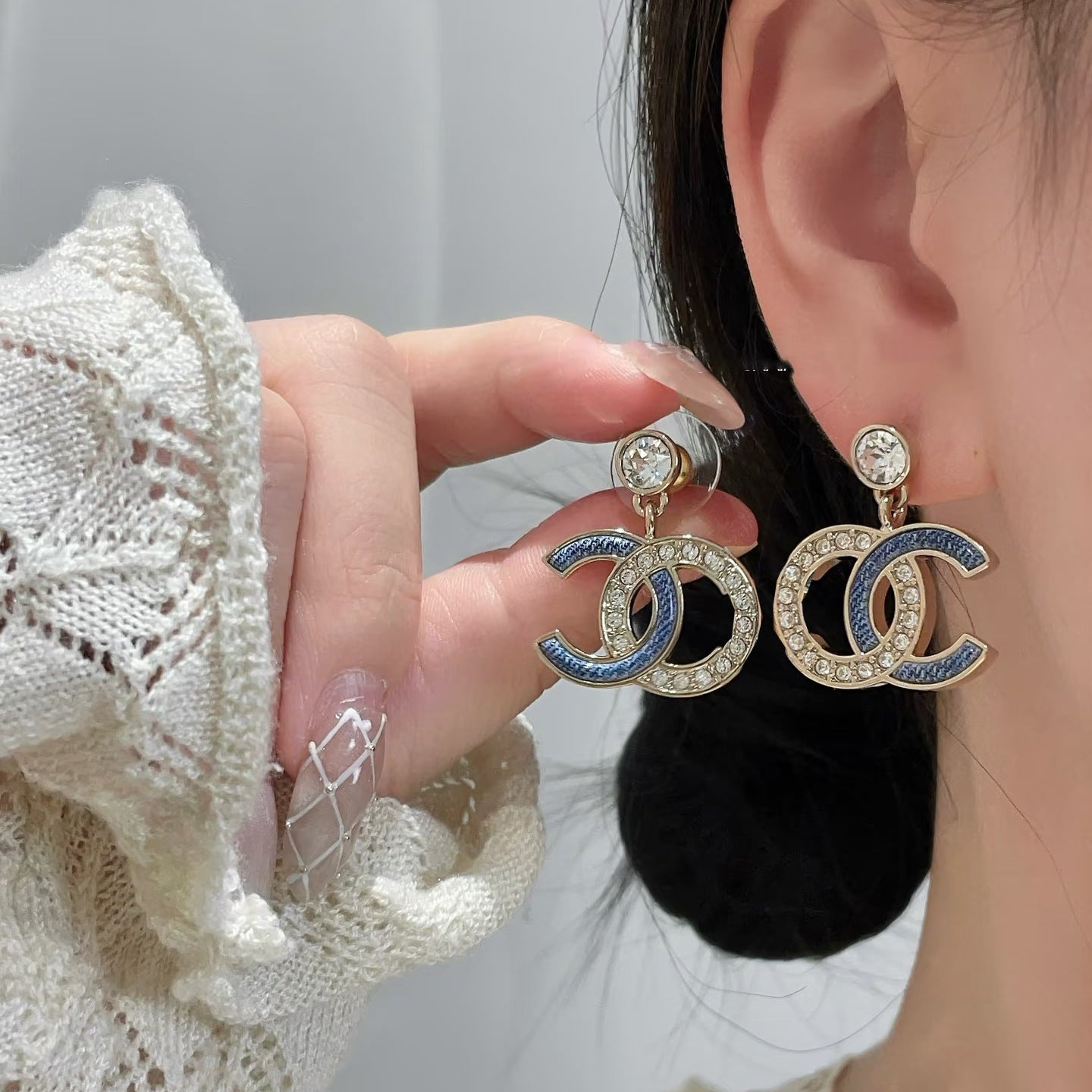 Elegante Collana da Donna in Ottone Placcato Oro con Strass e Fiori di Lusso