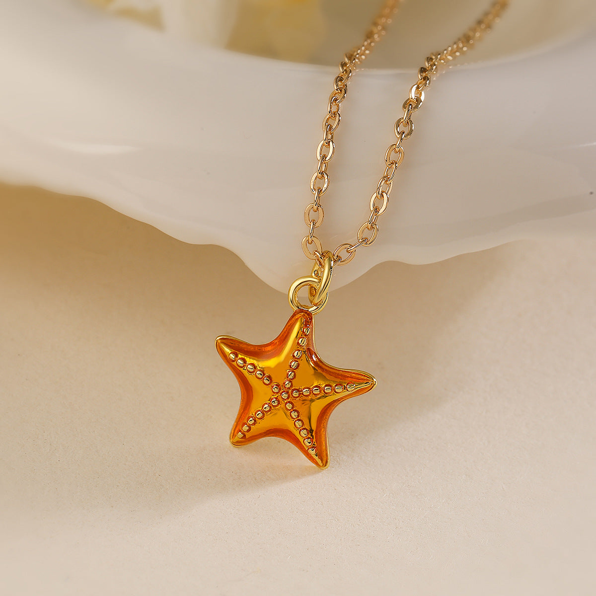 Collana con Ciondolo a Stella Marina Minimalista da Donna con Base in Rame e Finitura Smaltata, Catenina a Medaglione con Design Geometrico