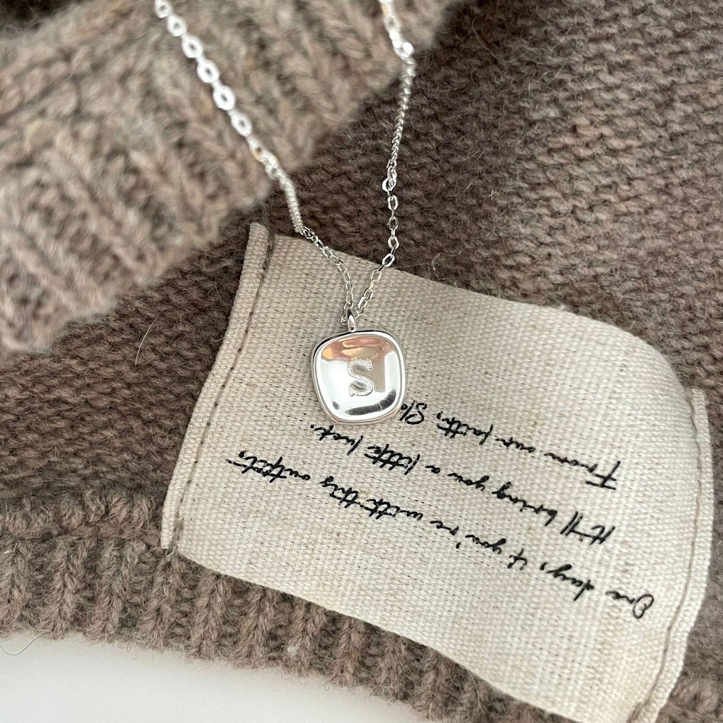 Collar con colgante de letra S minimalista de diseño geométrico en plata de ley 925