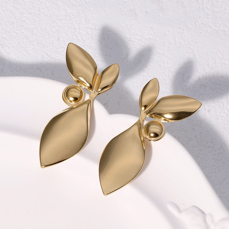 Orecchini in titanio a forma di foglia stile naturale con placcatura in oro 18 carati per donna, perno in acciaio inossidabile ipoallergenico, design lussuoso e minimalista