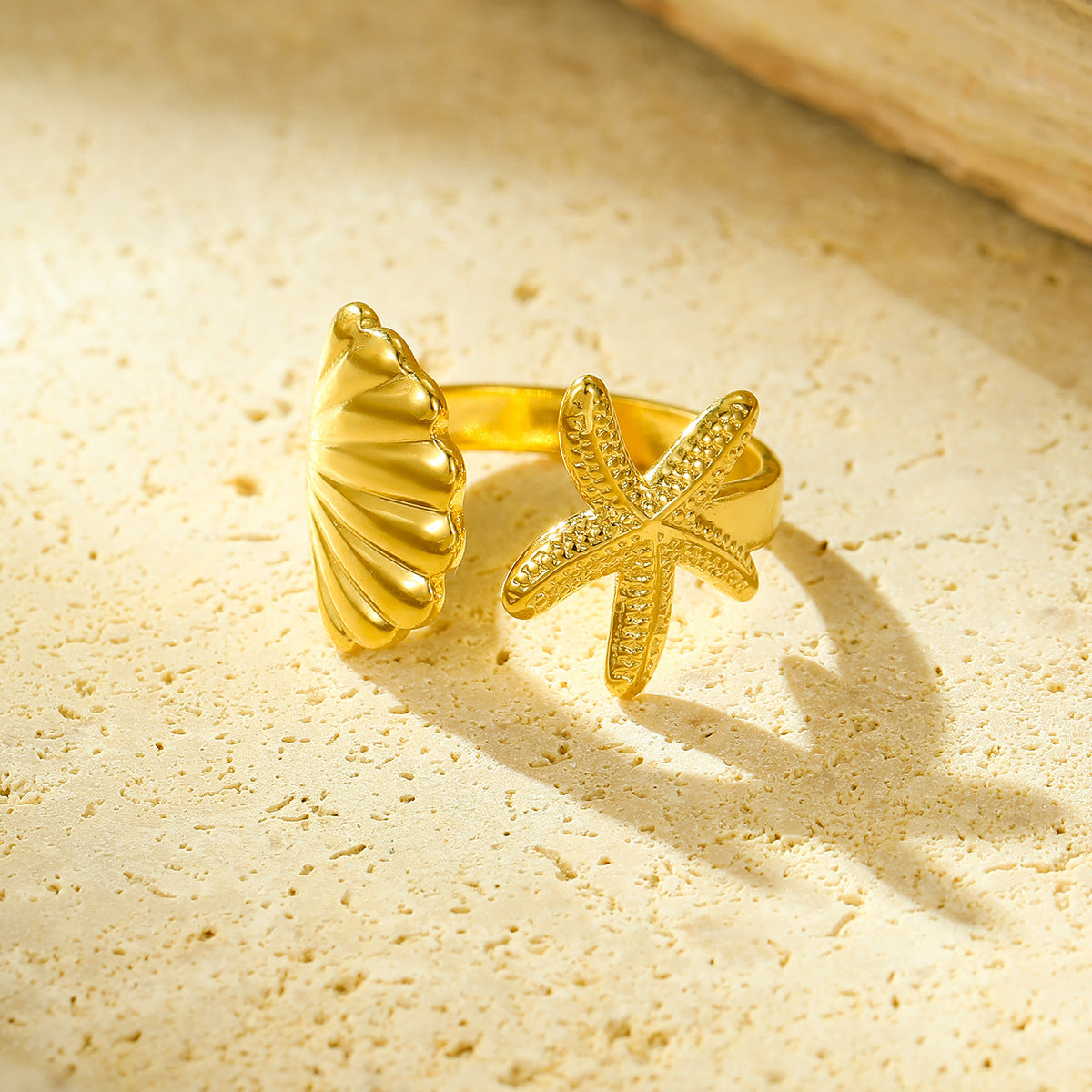 Juego de anillo y pulsera abierta de acero inoxidable chapado en oro de 18 quilates con forma de estrella de mar y concha vintage