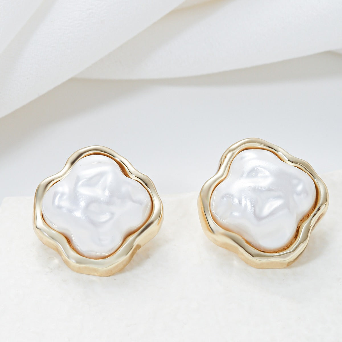Pendientes de tuerca minimalistas de perlas irregulares para mujer en cobre con postes de acero inoxidable, diseño geométrico, joyería elegante de inspiración vintage