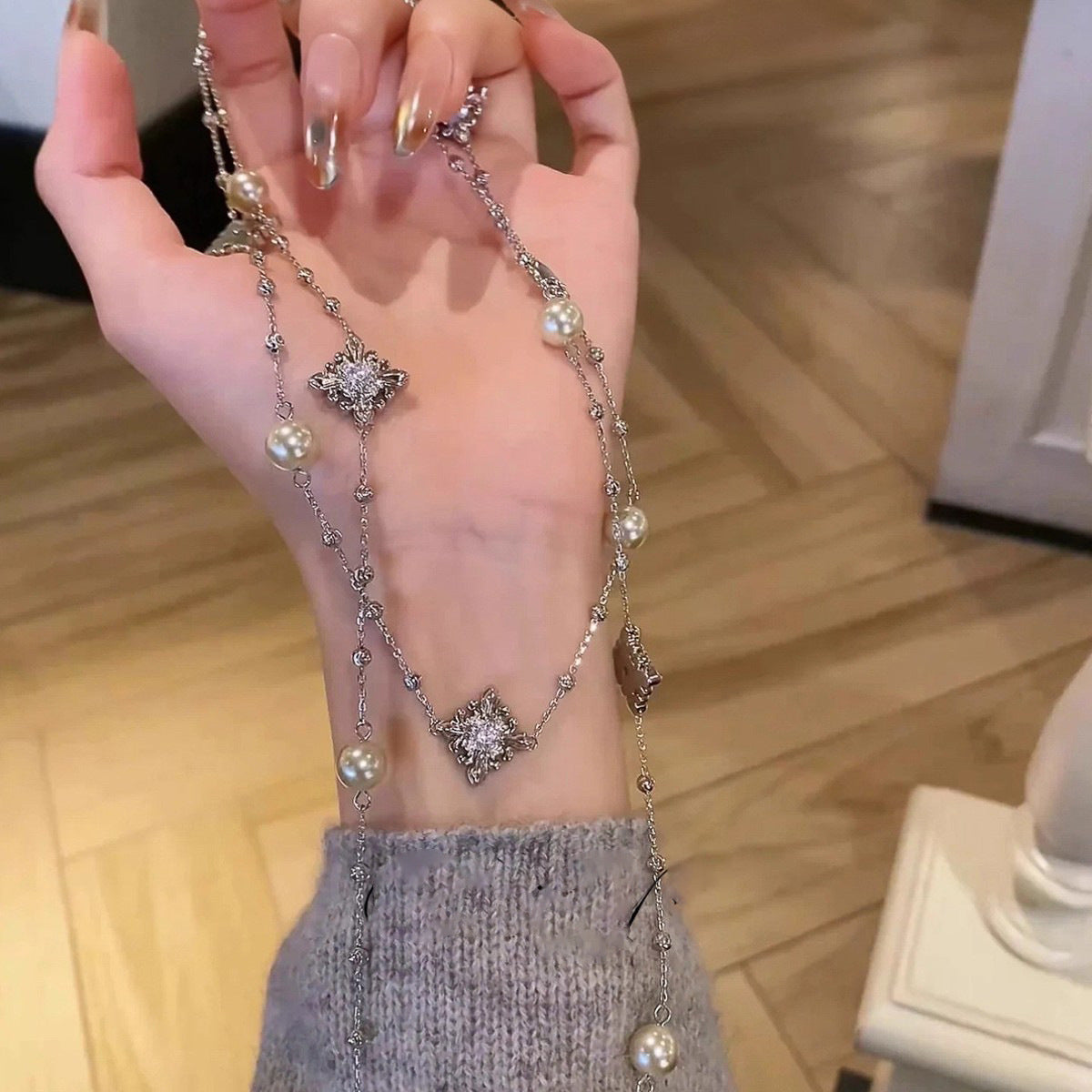 Collar de perlas con forma de flor y diamantes incrustados de diamantes de imitación elegantes vintage para mujer, cadena ligera para suéter con sensación de lujo prémium