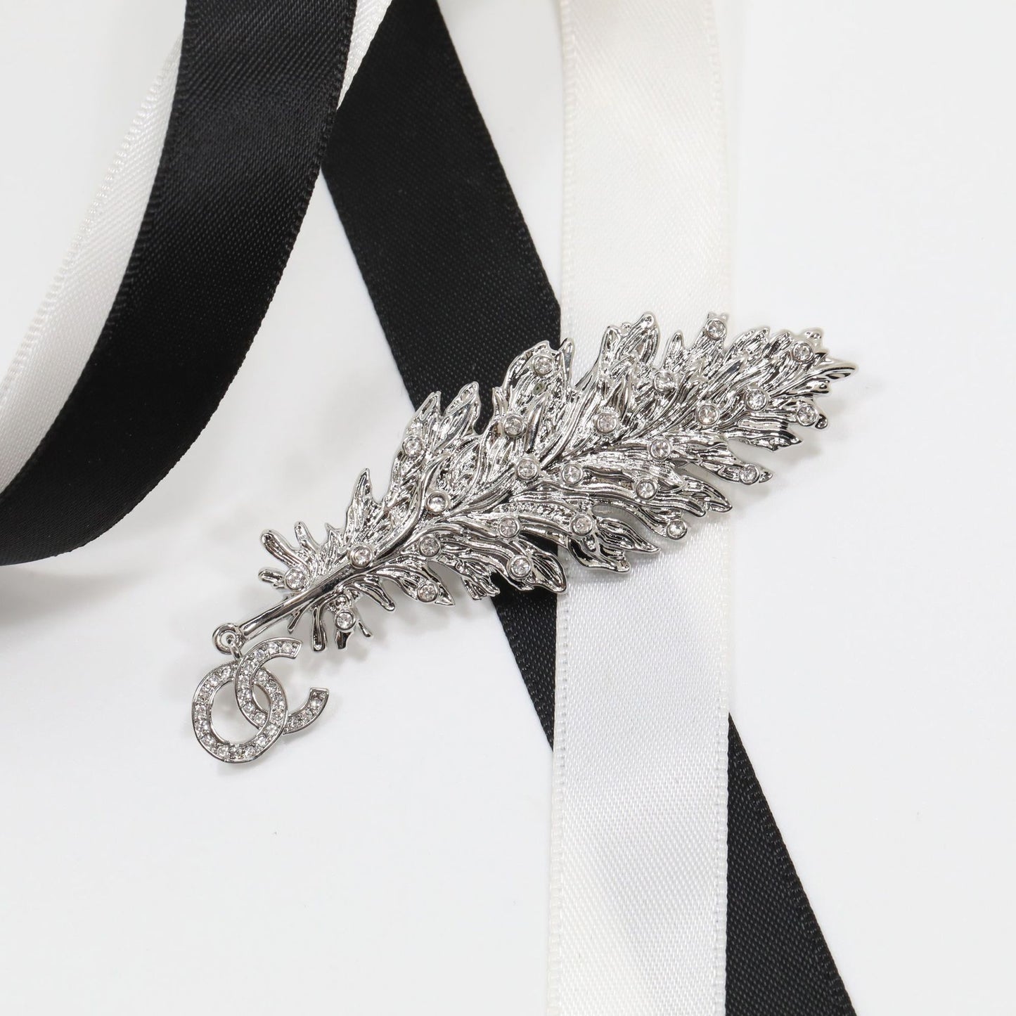 Spilla da donna di lusso elegante in ottone placcato oro con piuma e strass