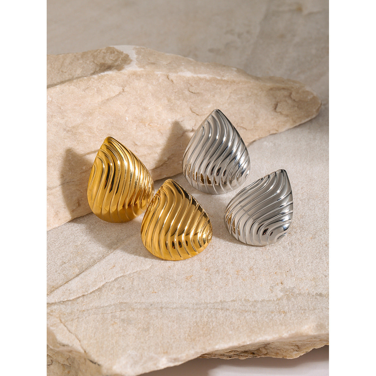 Orecchini Minimalisti Geometrici in Acciaio Inossidabile con Placcatura in Oro 18K e Texture Sottile
