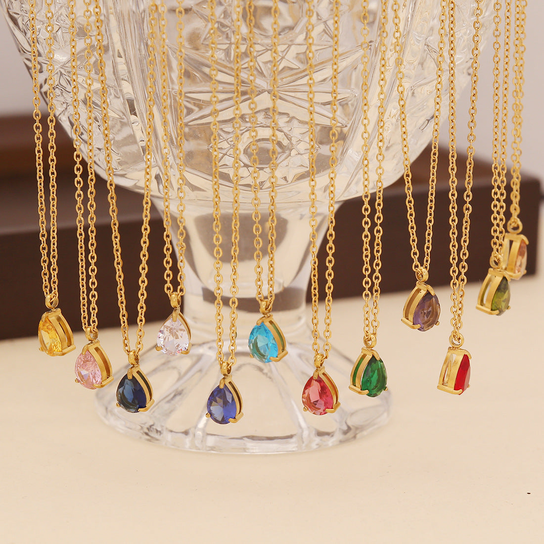 Collana con pendente da donna in acciaio inossidabile a forma di goccia d'acqua, placcata e alla moda