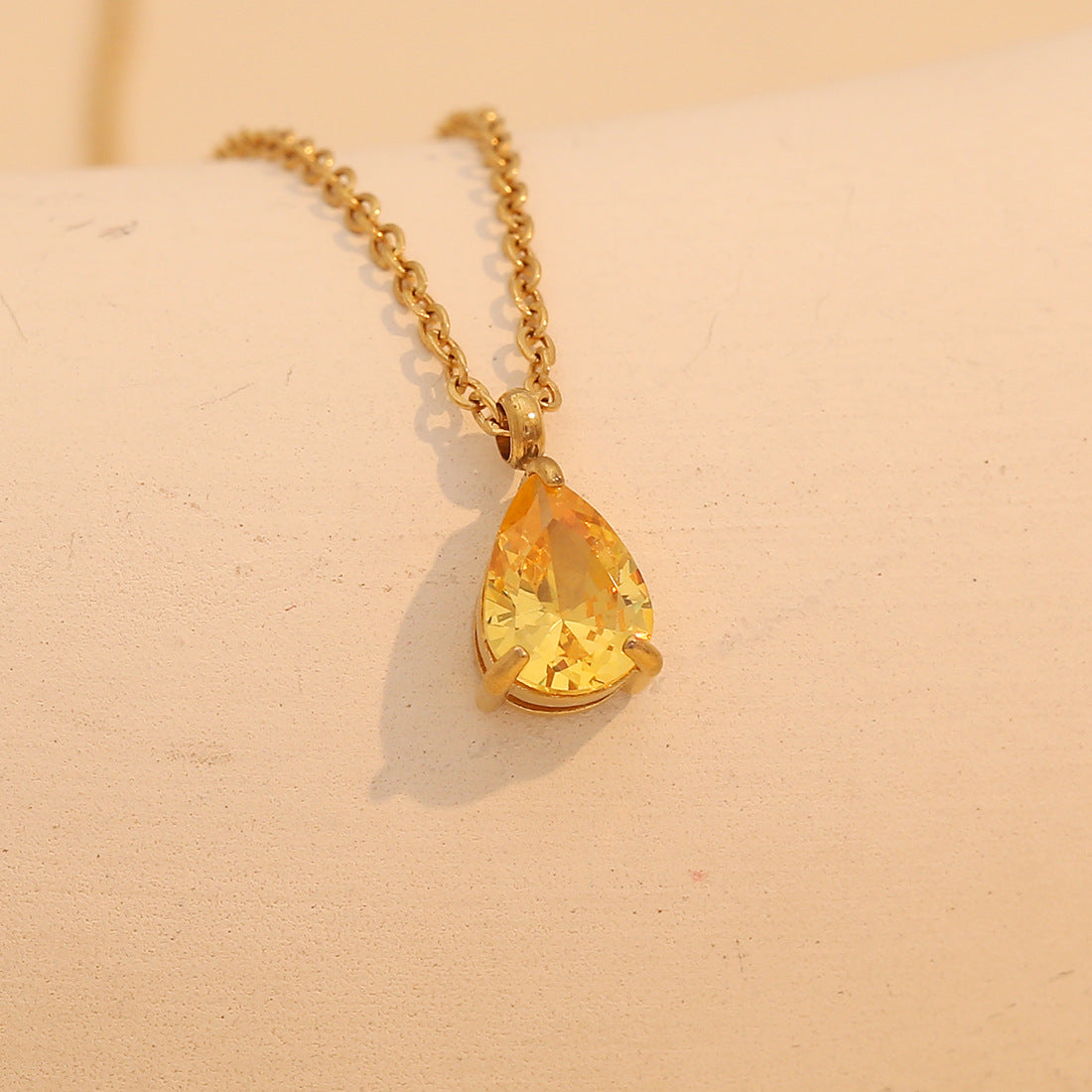 Collana con pendente da donna in acciaio inossidabile a forma di goccia d'acqua, placcata e alla moda