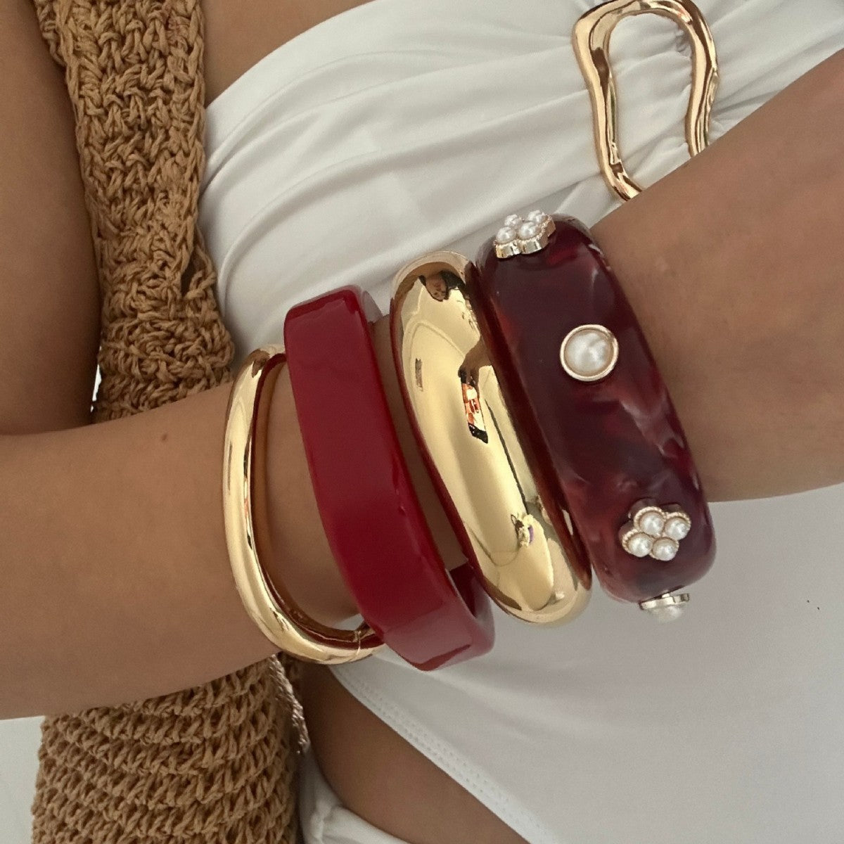Bracciale rigido in resina testurizzata effetto marmo bohémien vintage con placcatura in oro e intarsi floreali in perle