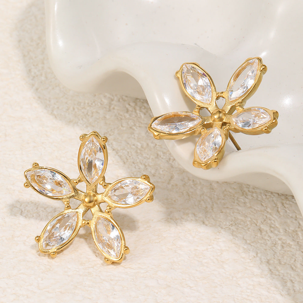 Elegantes pendientes de acero inoxidable chapados en oro de 18 quilates con circonita cúbica floral para mujer