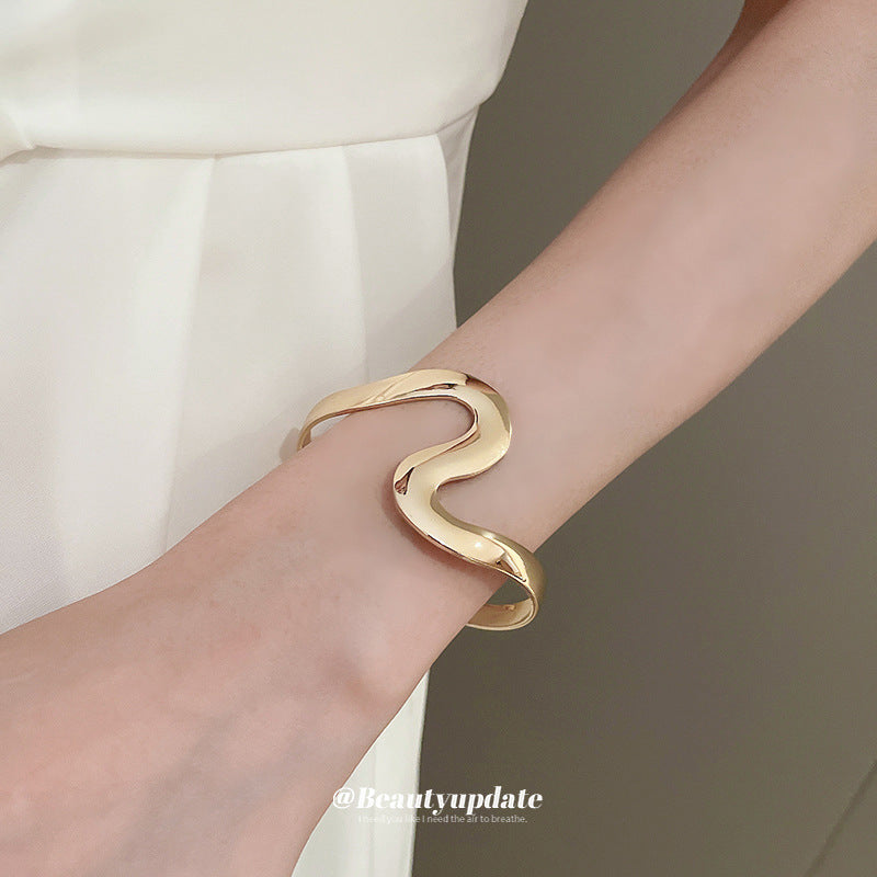 Pulsera Minimalista de Lujo Ondulada en Aleación con Acabado Galvanizado para Mujer, Elegante Diseño con Textura de Luz Acuática