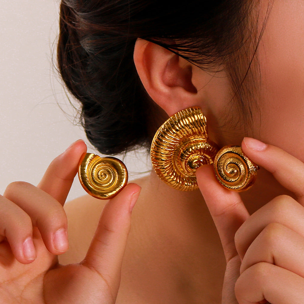Orecchini da donna minimalisti in acciaio inossidabile a forma di conchiglia con placcatura in oro 18 carati