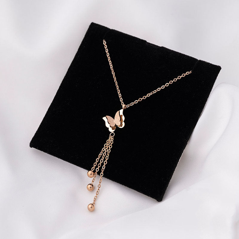 Collar con colgante de mariposa minimalista de acero de titanio con baño de oro para mujer