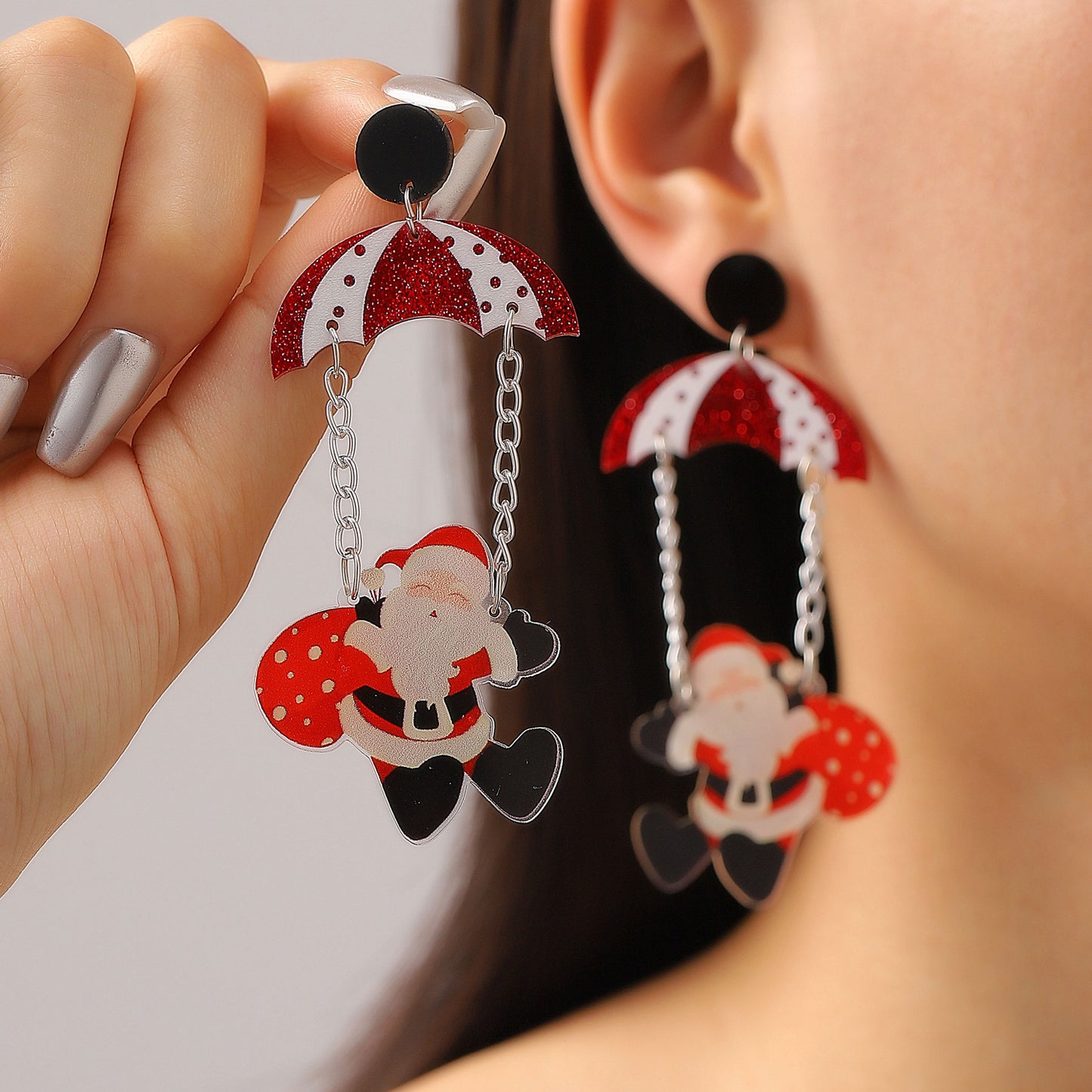 Orecchini geometrici acrilici a stella a tema natalizio da donna con motivo di Babbo Natale e dettagli incisi
