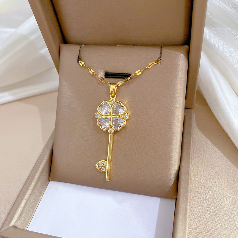 Collar con Colgante de Llave Floral Minimalista para Mujer y Hombre con Cadena de Acero de Titanio y Detalles de Diamantes de Imitación