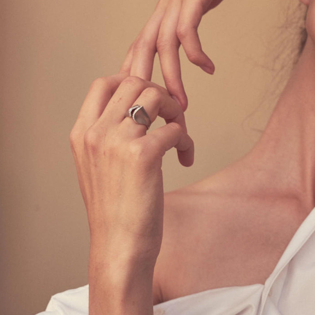 Anillo Minimalista de Acero Inoxidable Bañado en Oro de 18K con Incrustación de Pedrería, Diseño Geométrico Abierto, Unisex