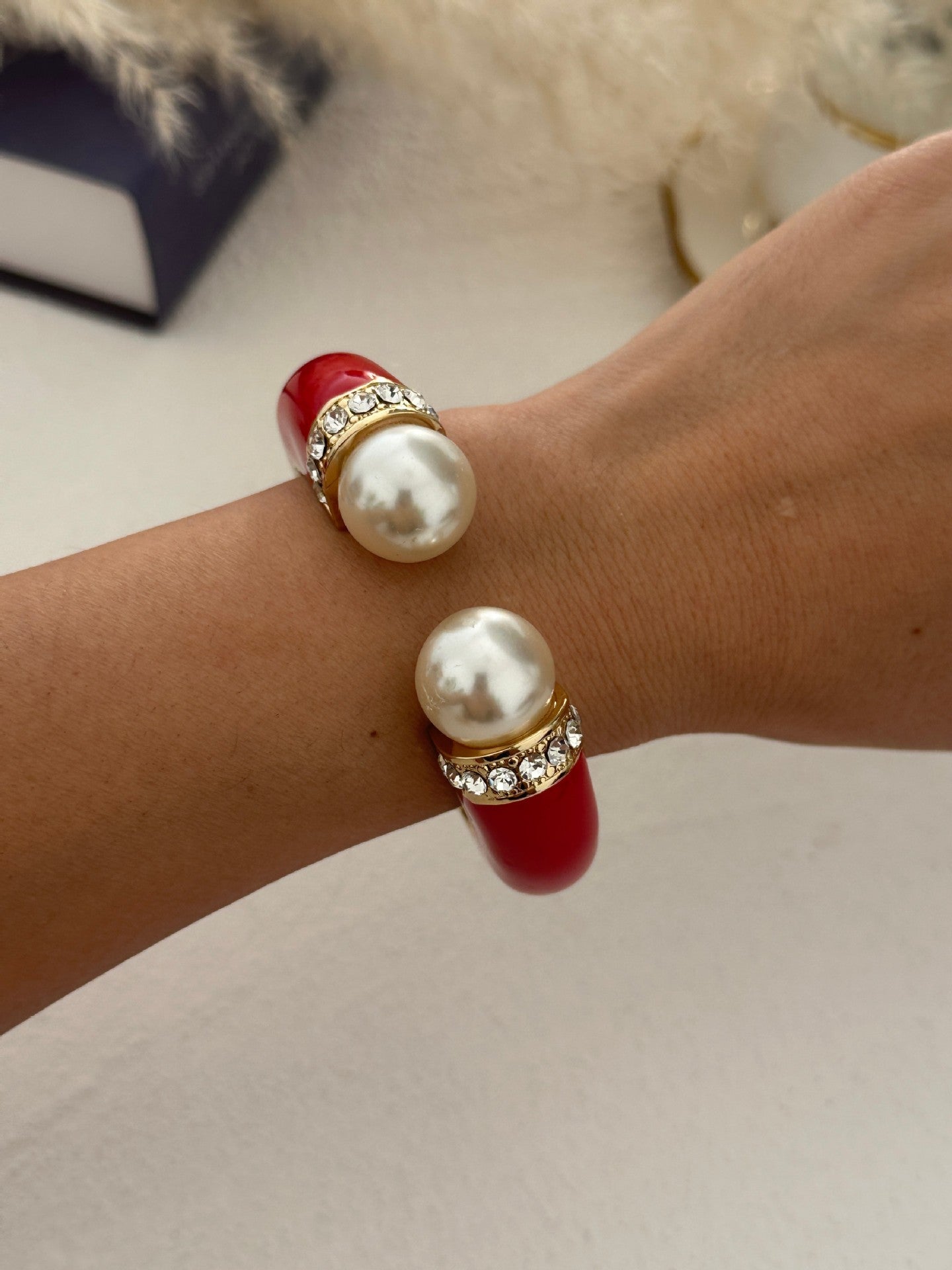 Bracciale in lega geometrico con smalto rosso lussuoso ed elegante