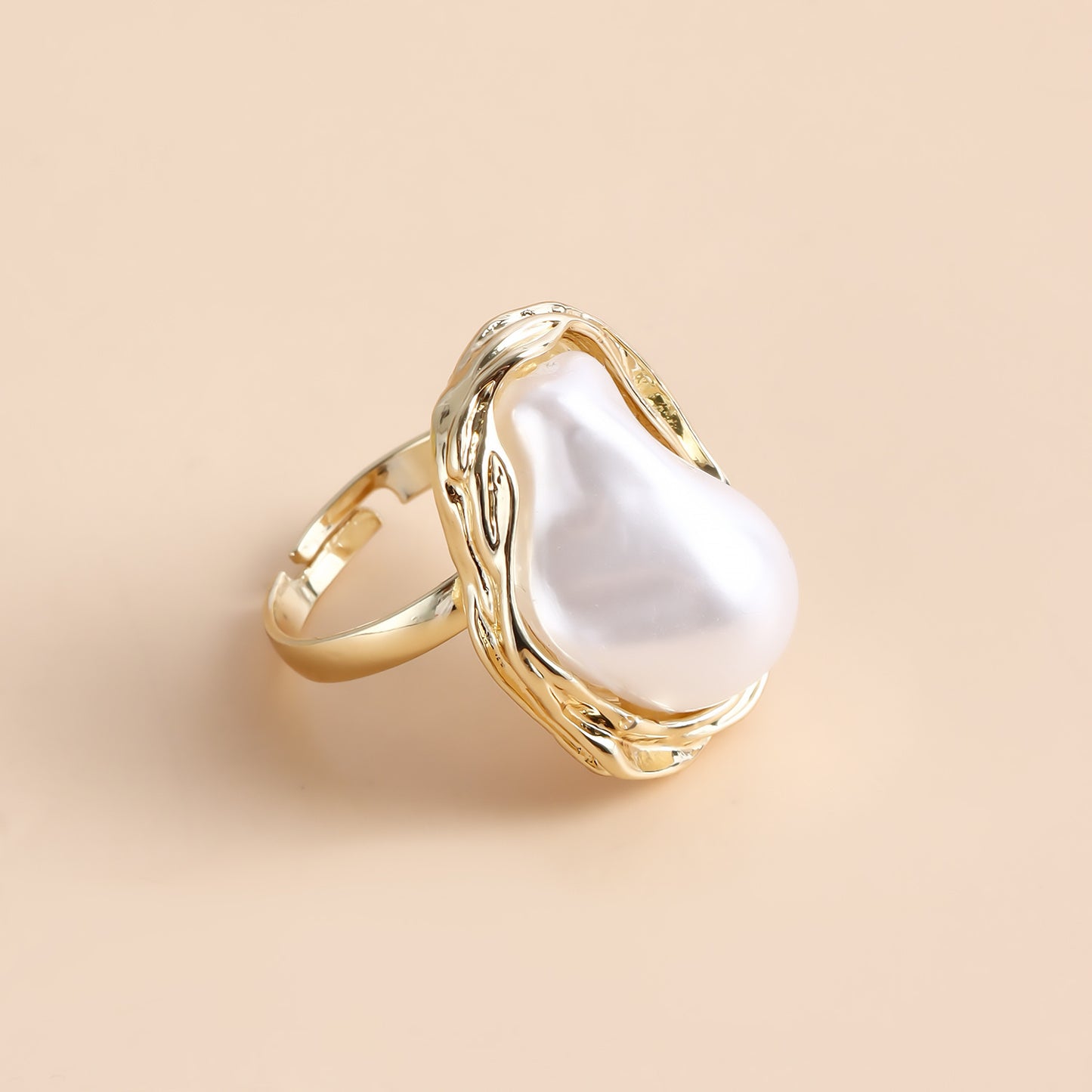 Anillo metálico de estilo francés vintage con forma geométrica para mujer con incrustaciones de perlas y acabado chapado