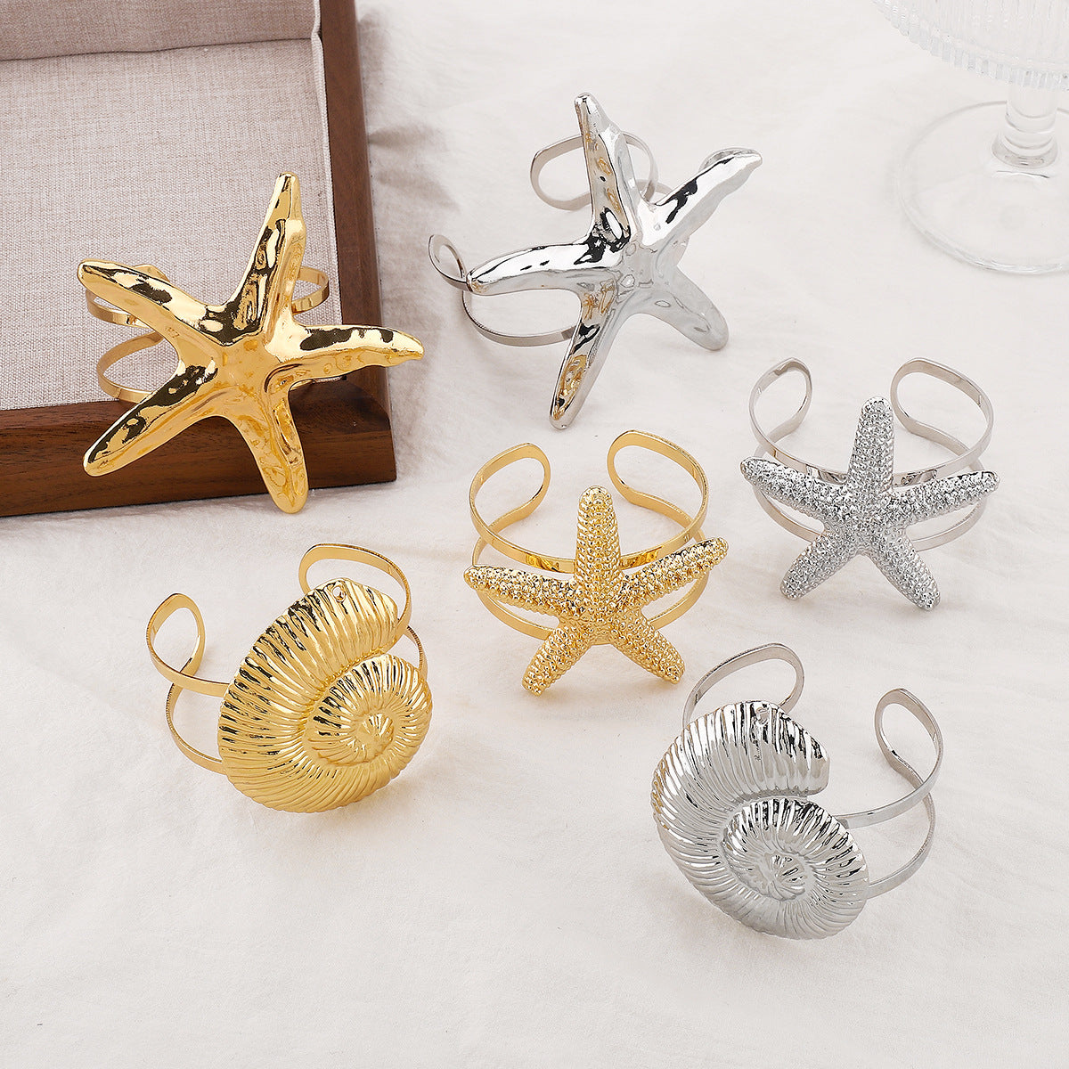 Pulsera Abierta Minimalista de Aleación con Acabado Chapado, Diseño de Estrella de Mar y Concha, Ideal para Vacaciones en la Playa