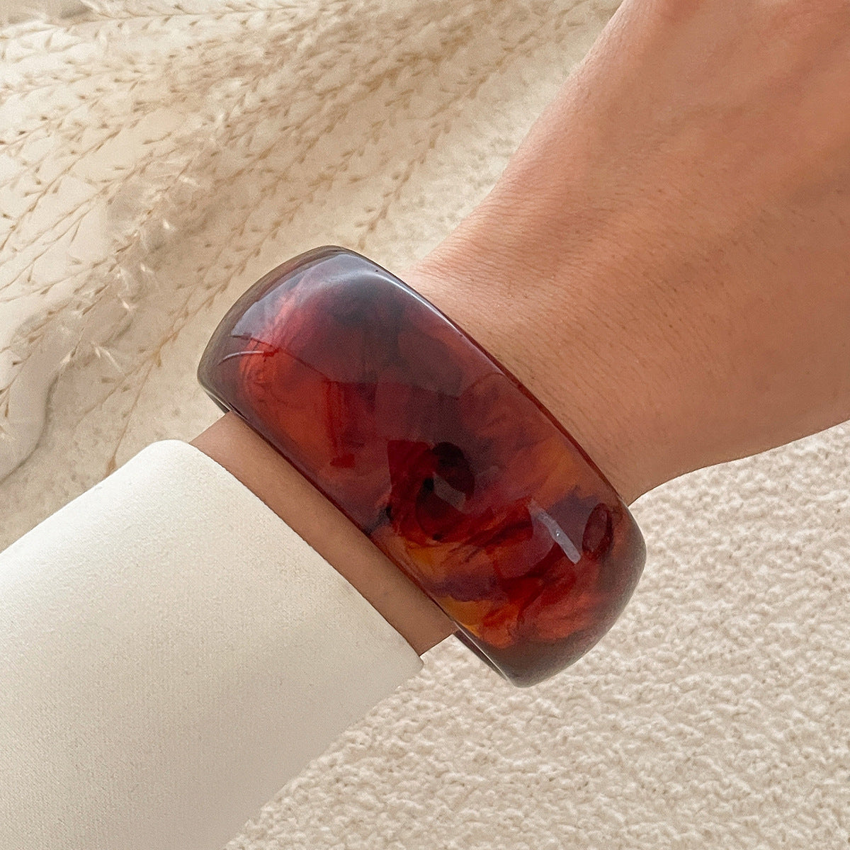 Pulsera de acrílico translúcido con gradiente estilo Instagram para mujer con banda ancha redonda asimétrica irregular