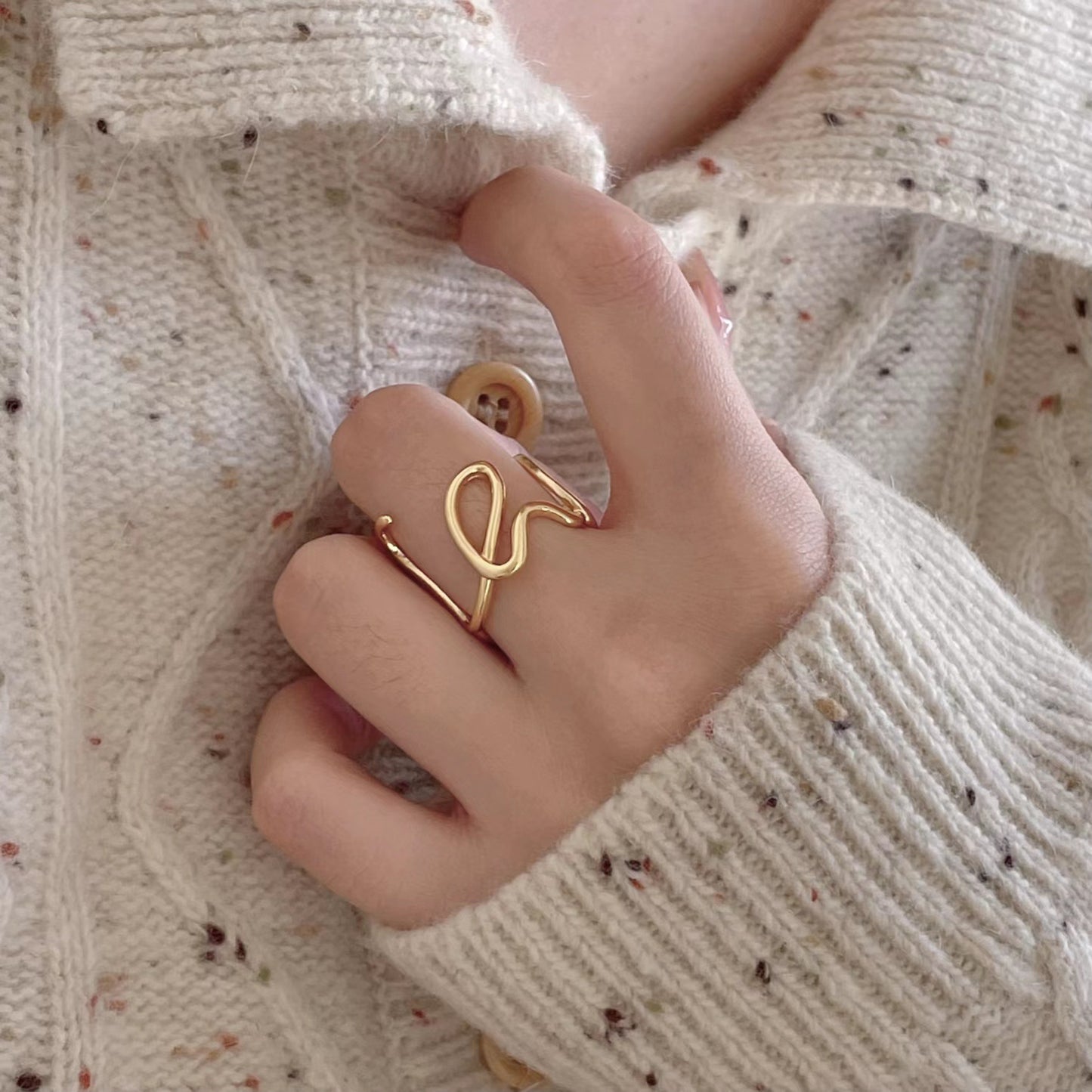 Anillo minimalista de plata de ley 925 con forma de corazón y diseño de líneas texturizadas para mujer