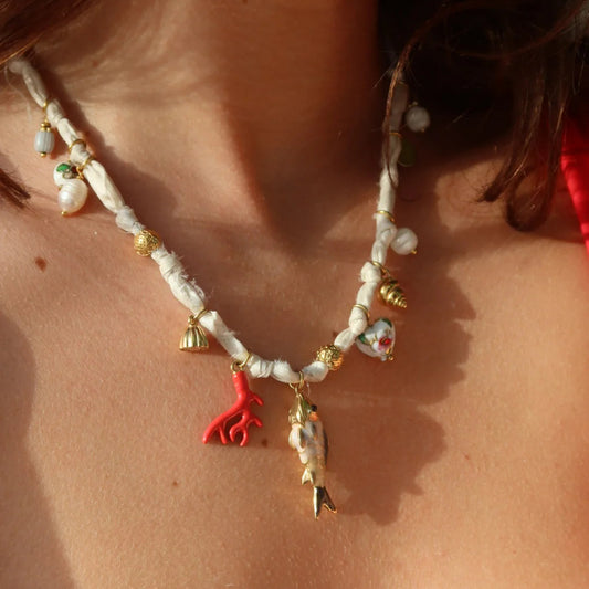 Elegante collar con dije de barra geométrica de corazón enchapado en latón para mujer