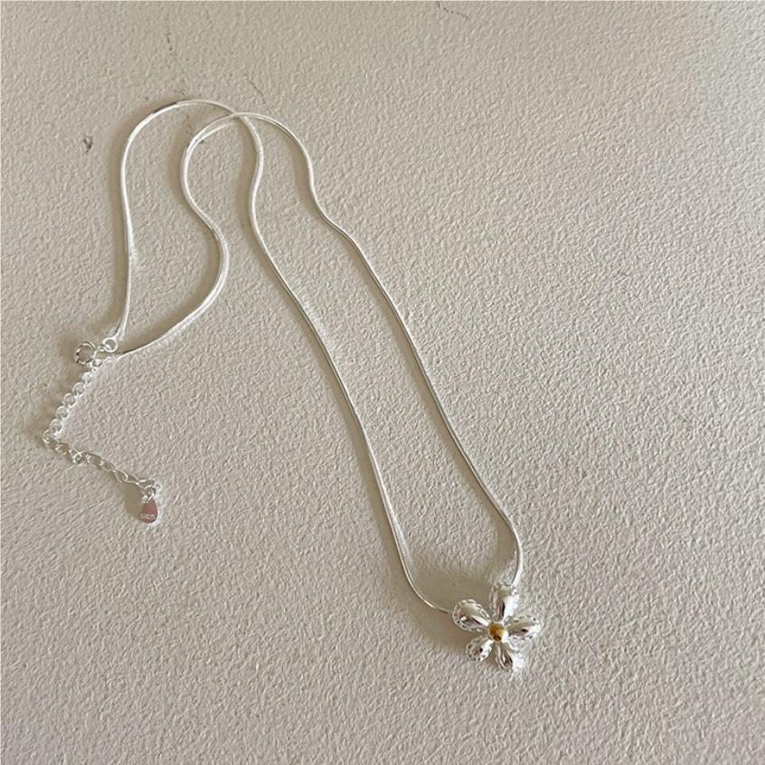 Elegante collana con ciondolo a margherita in argento sterling 925 con catena a serpente, design geometrico minimalista, con accenti arcobaleno, placcata argento anallergica