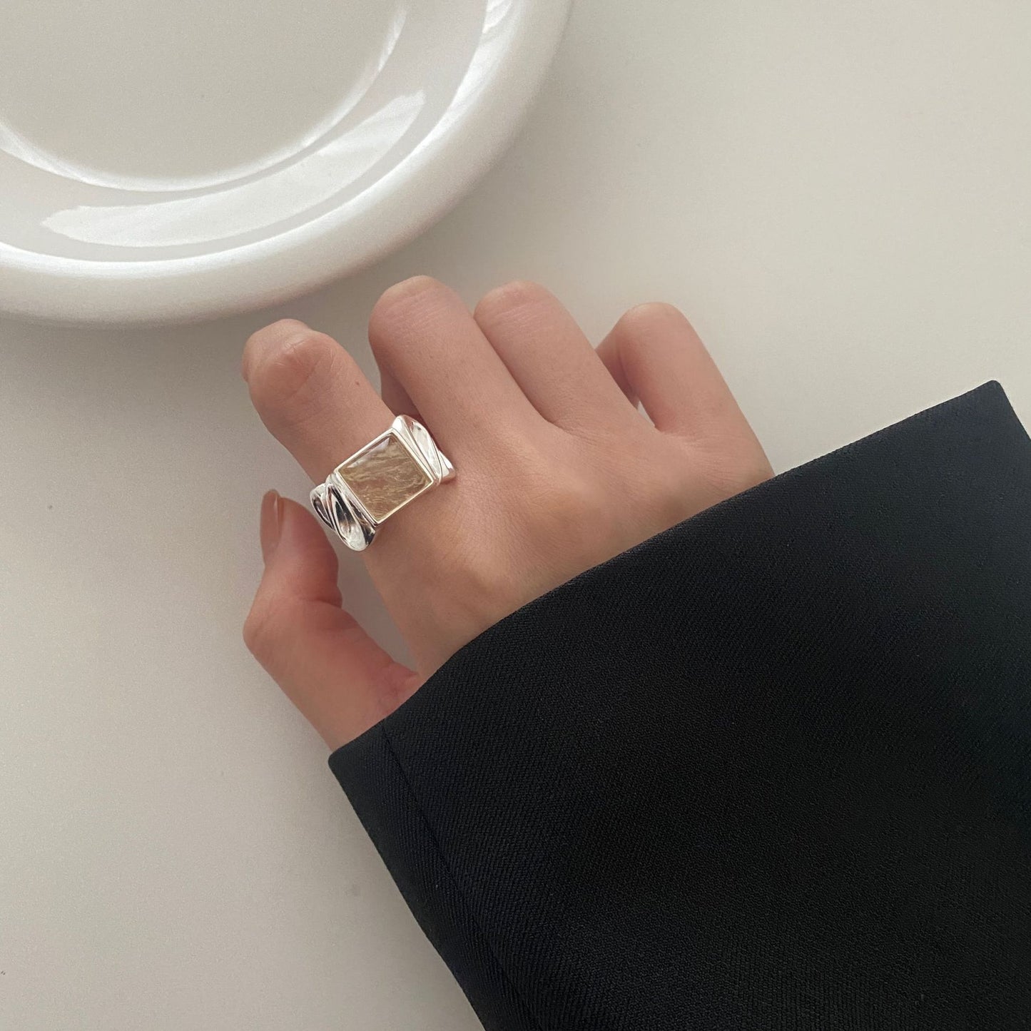 Anello Minimalista Geometrico in Argento Sterling S925 con Superficie Irregolare Testurizzata e Accento in Pietra Naturale
