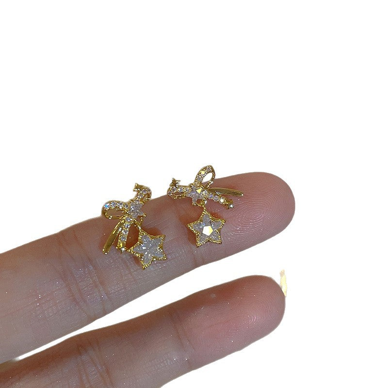 Orecchini a perno a forma di fiocco delicato con zirconi da donna in acciaio inossidabile con base in rame, stile dolce e giocoso