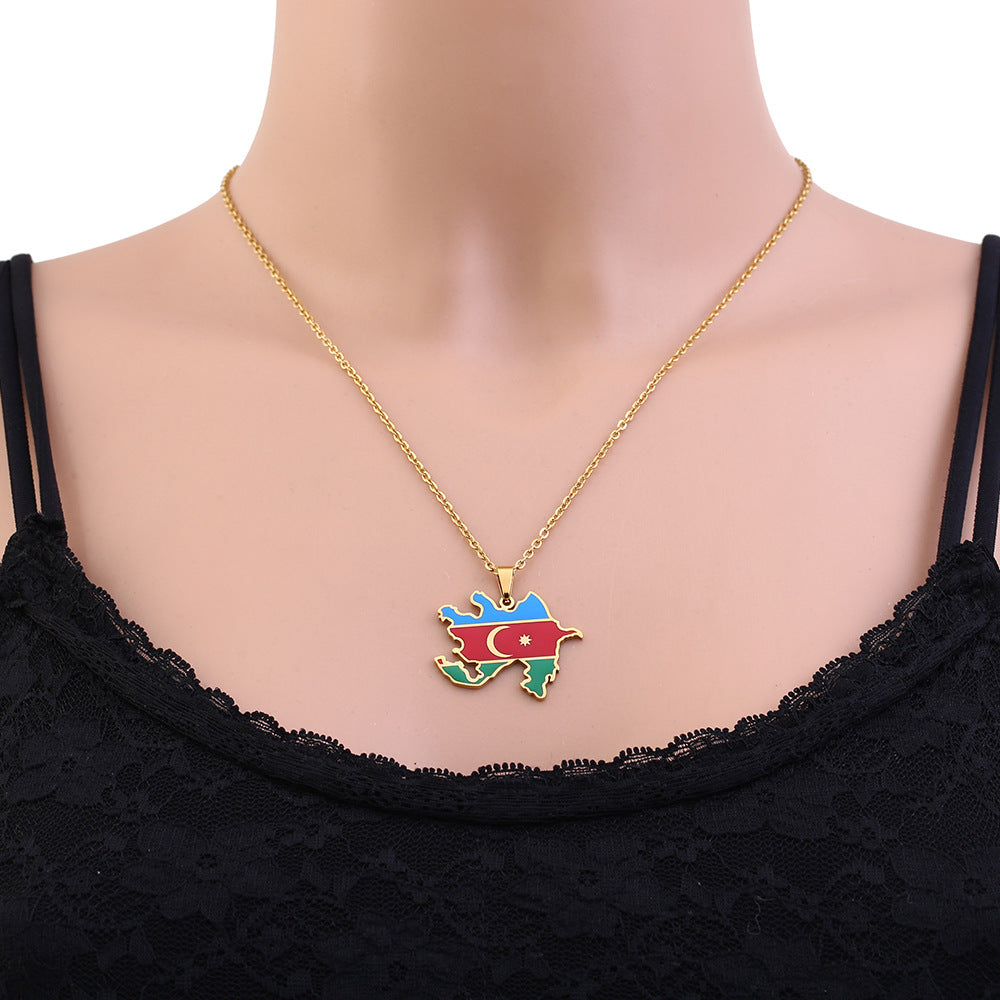 Collar con colgante de mapa y bandera de Azerbaiyán de acero de titanio esmaltado geométrico vintage étnico con cadena O para mujer
