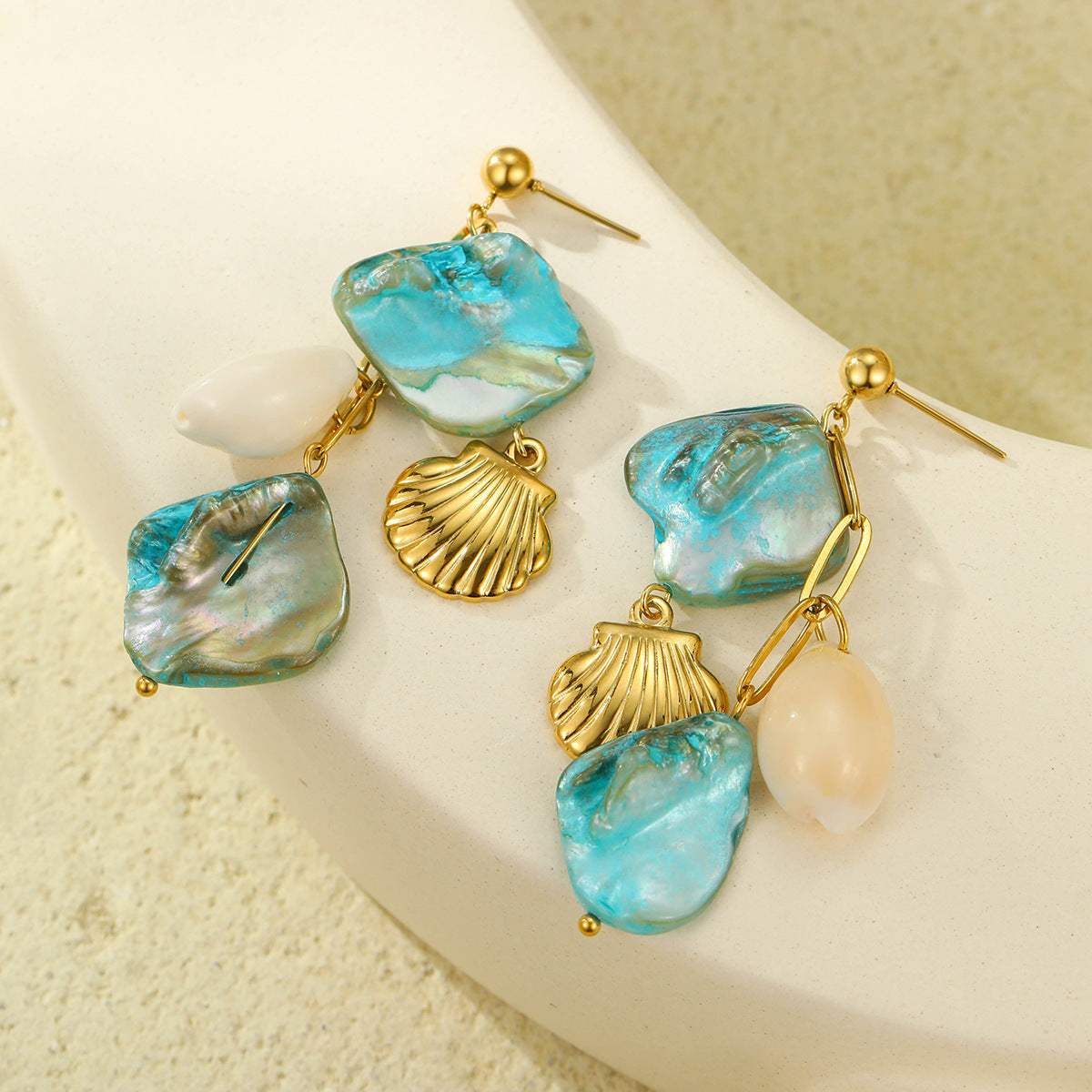 Pendientes de borlas de conchas marinas de color turquesa con estilo playero para mujer en acero de titanio con acabado chapado