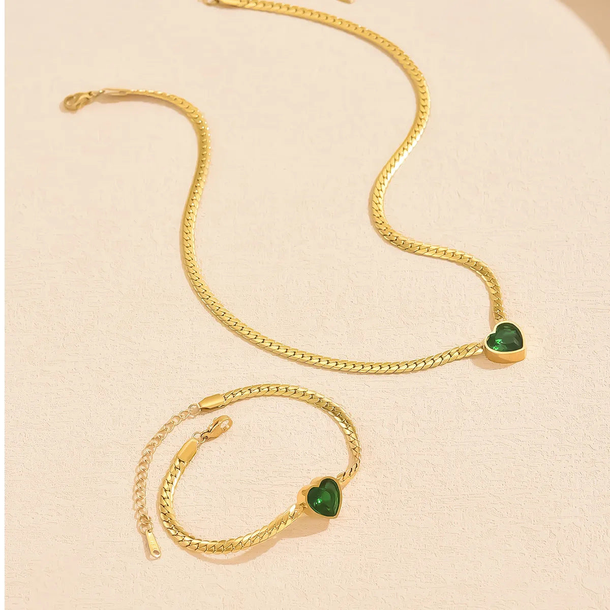Elegante Bracciale Placcato in Acciaio Inossidabile a Forma di Cuore con Intarsio in Zirconia Cubica da Donna