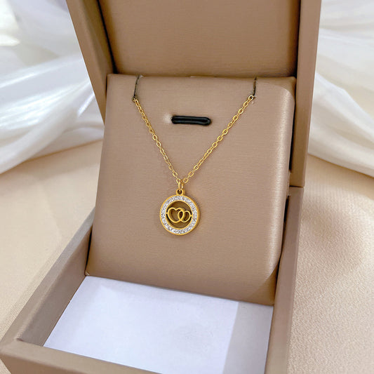 Collar minimalista de acero de titanio con doble anillo en forma de corazón y baño de oro para mujer y hombre