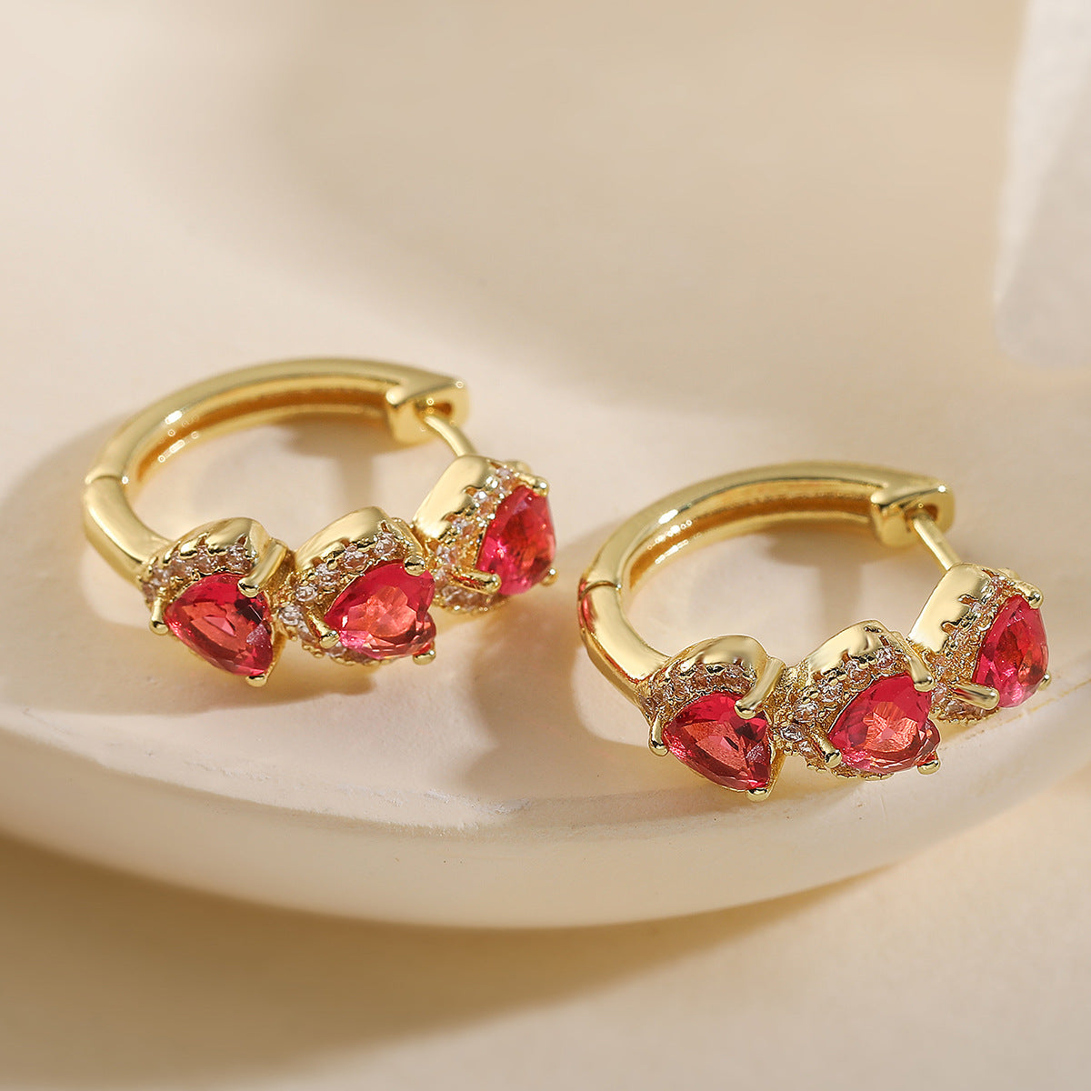 Orecchini Ear Cuff a Cuore Geometrico Minimalista di Lusso con Zirconi per Donna in Rame Placcato Oro 18K