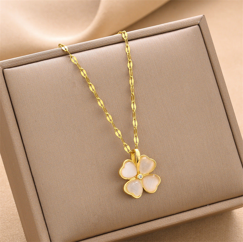 Collana da Donna a Forma di Trifoglio in Stile Naturale, in Acciaio al Titanio con Intarsio in Zirconi su Catena a Scatola