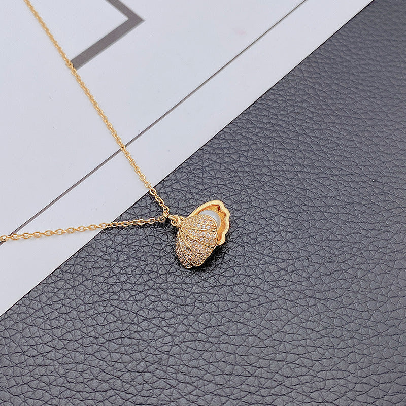 Collana in acciaio al titanio placcato rame con perla intarsiata a forma di fiore vintage e ciondolo a conchiglia irregolare per donna e uomo