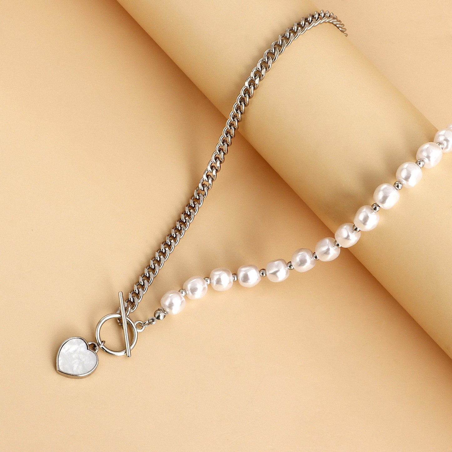 Elegante collana a pendente minimalista a forma di cuore in lega con perline in madreperla e finitura placcata da donna