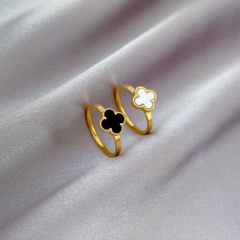 Anello Minimalista in Acciaio al Titanio con Trifoglio Unisex