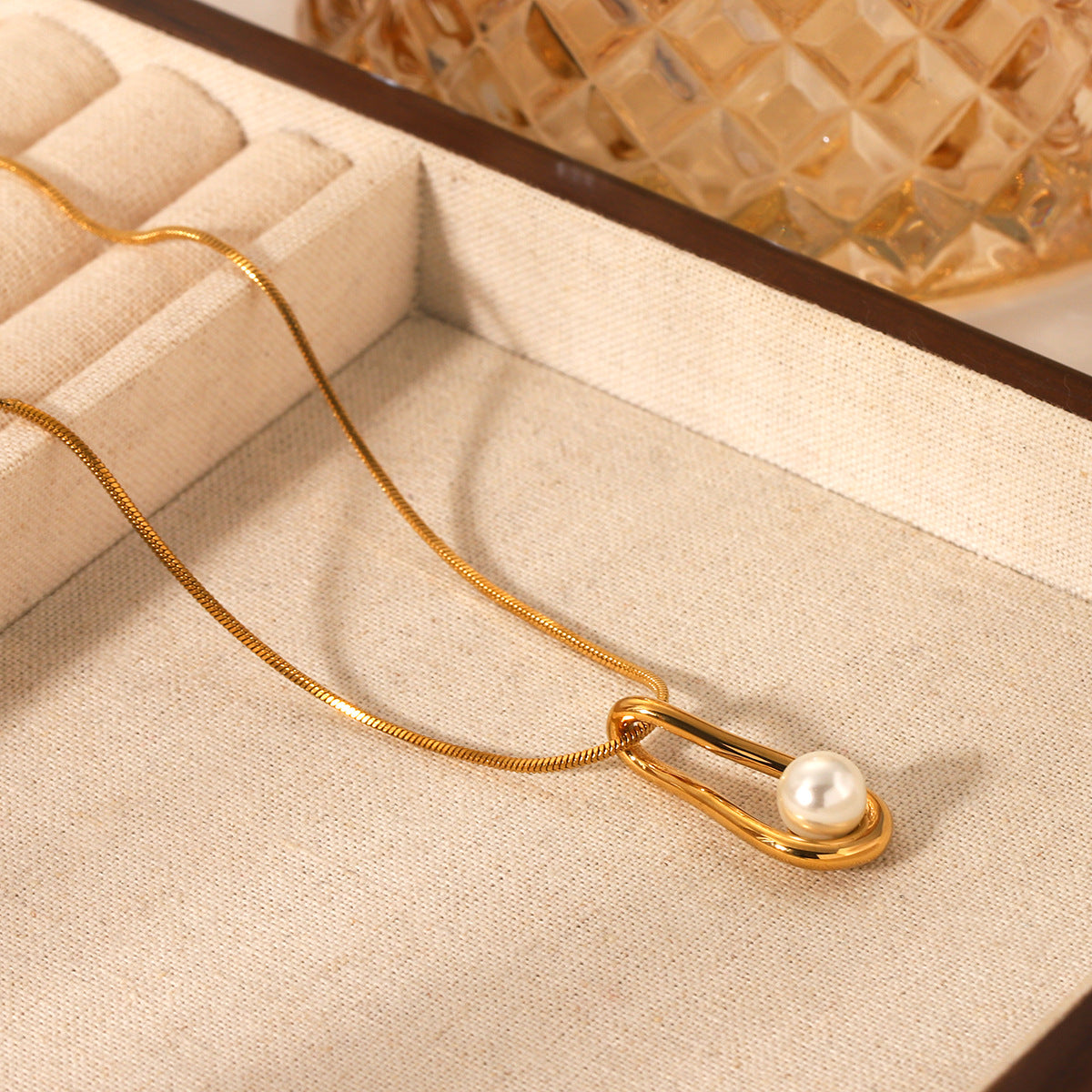 Collana da donna a pendente minimalista a goccia in acciaio inossidabile con intarsio di perle e finitura placcata su catena a serpente
