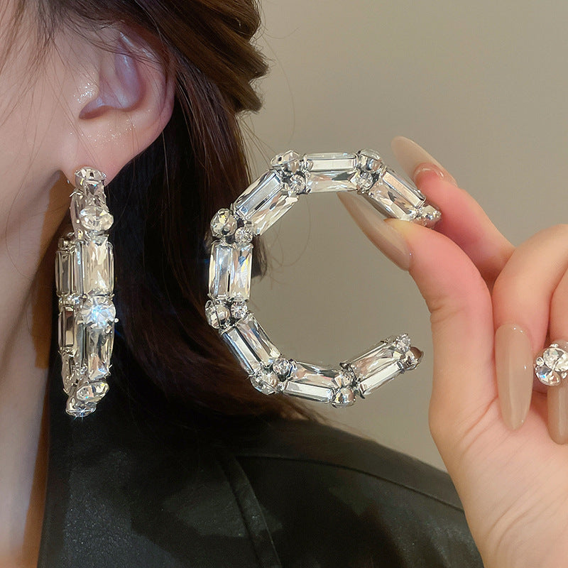Orecchini a perno di lusso con lega geometrica irregolare e intarsio di strass, placcati argento, alla moda e versatili da donna
