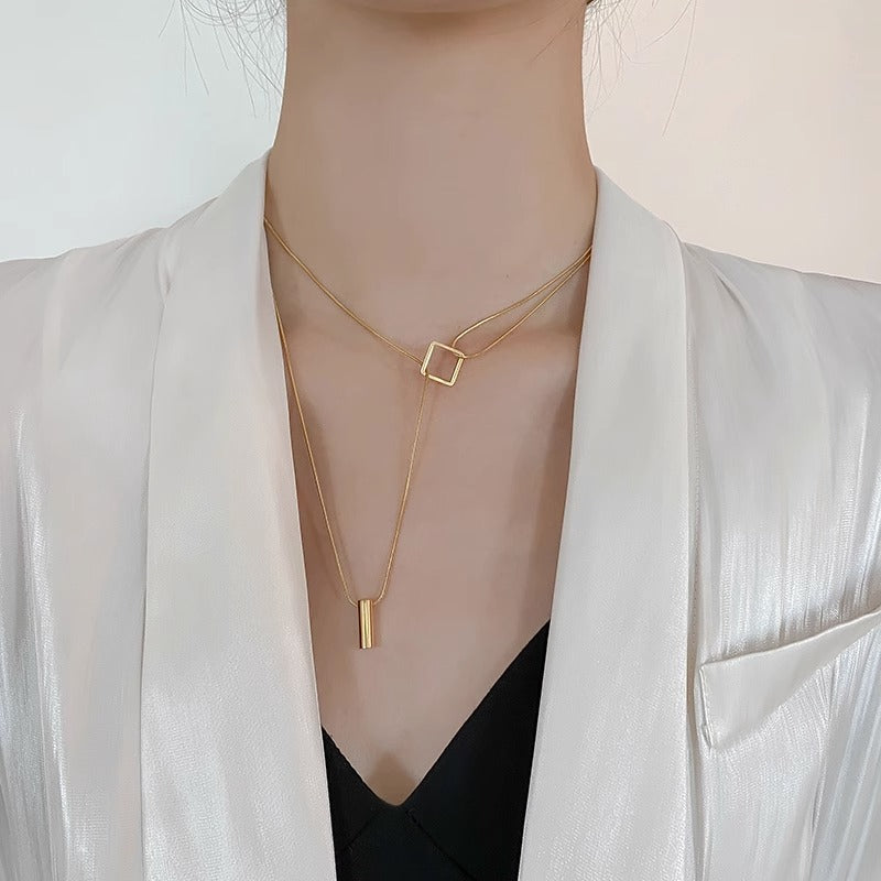 Collana con Pendente Geometrico Minimalista in Acciaio al Titanio Placcato Oro su Catena Snake Regolabile