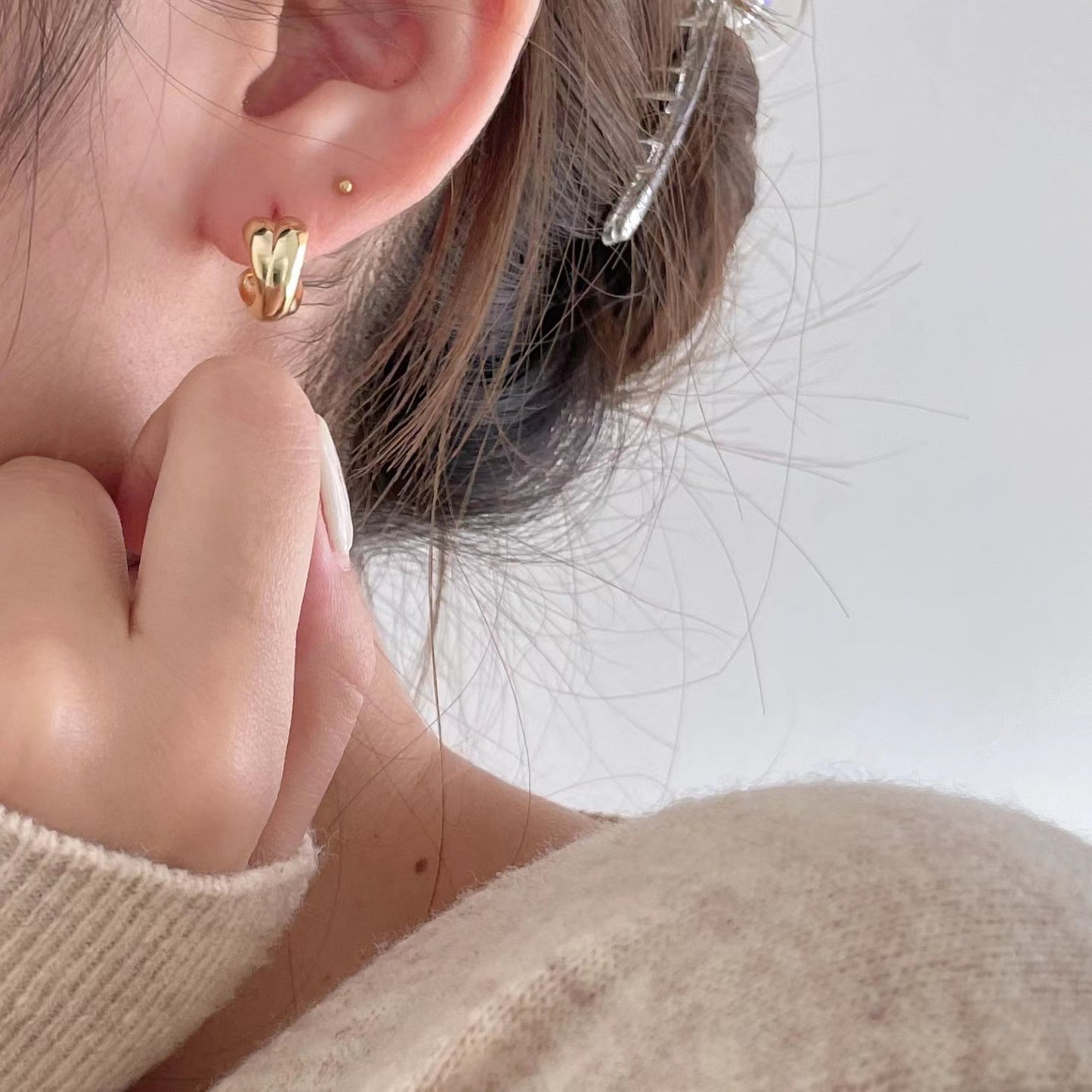 Minimalist Cross-Shaped 925 Sterling Silver Stud Earrings for Women with Pearl Inlay and Curved Surface Design