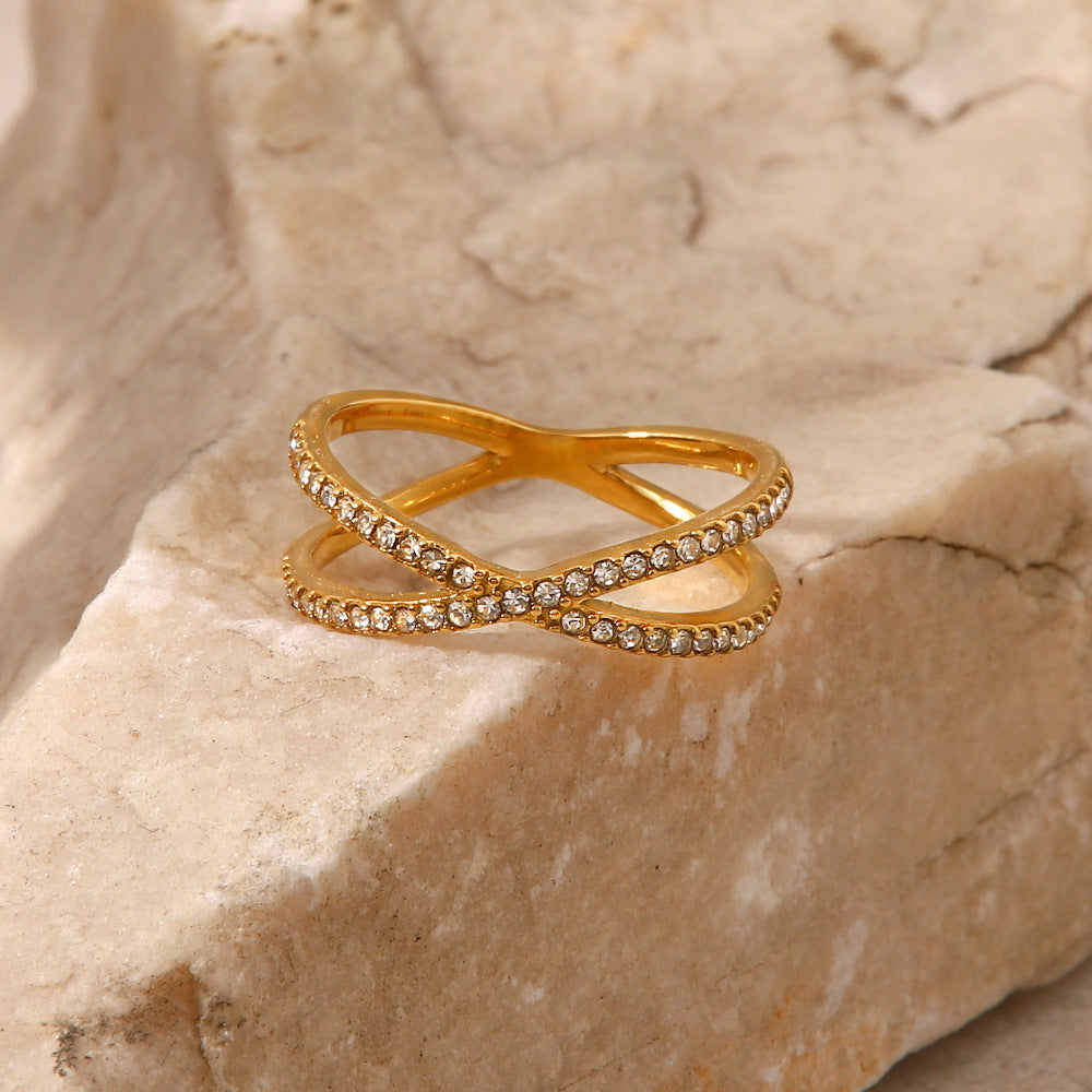 Anello da donna in acciaio inossidabile a forma di croce geometrica minimalista con intarsio di strass, fascia impilabile alla moda, finitura placcata resistente all'ossidazione