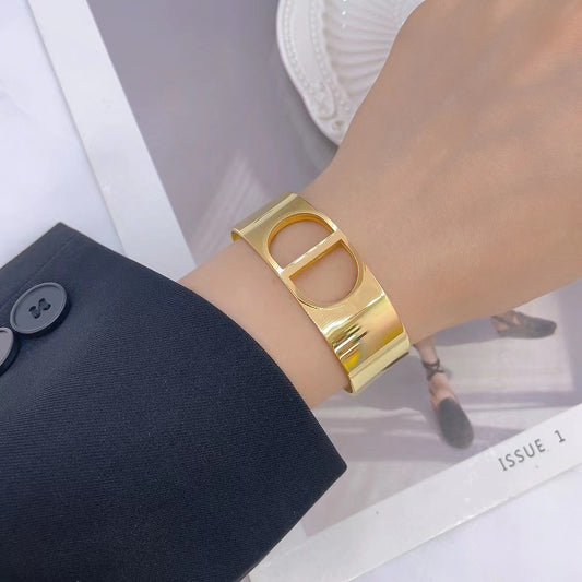 Bracciale alla moda a C in acciaio al titanio, placcato oro 18K, ipoallergenico e resistente all'ossidazione per l'uso quotidiano