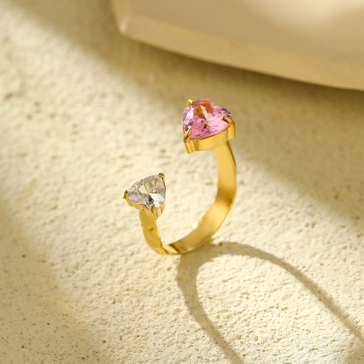 Anello da Donna Minimalista a Cuore in Acciaio Inossidabile con Intarsio in Zirconi e Finitura Placcata