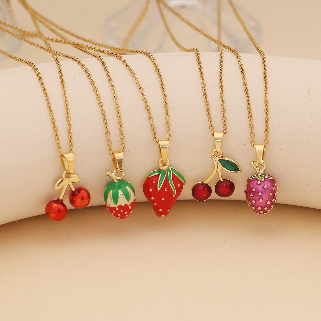 Graziosa collana con ciondolo a fragola e ciliegia in acciaio inossidabile dallo stile fresco e dolce